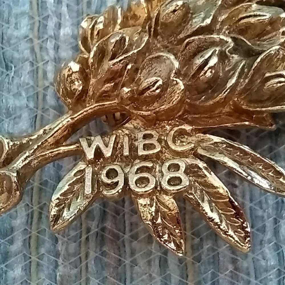 Vintage Bonnets '68 WIBC Flower Brooch Vintage Bowling Congress Gold Tone Metal - Picture 5 of 7